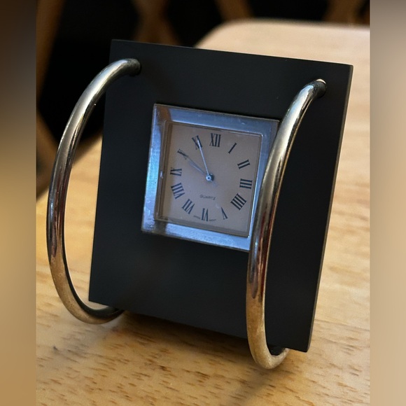 Vintage Quartz Mini Clock - Picture 1 of 13